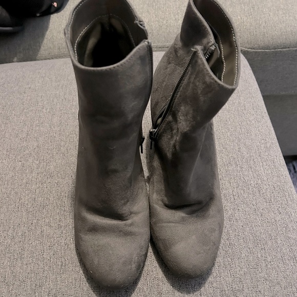 Call it Spring Size 8 grey boot. - Picture 2 of 10